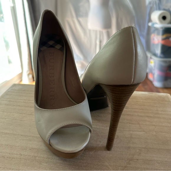 Burberry heels size 38 Euro.EUC.Tiny indent on right shoe. (see pics) - Picture 7 of 10